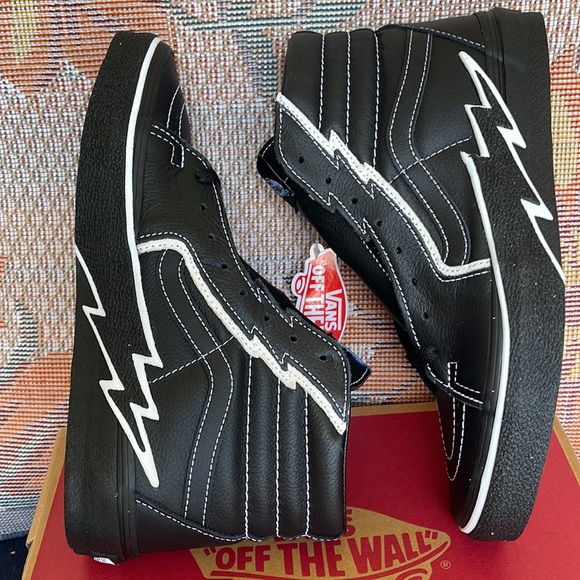Vans WMNS Sk8-Hi Bolt Black/Black
VN0A5JIVBKA1
Sneakers - athletic shoes - Picture 12 of 16
